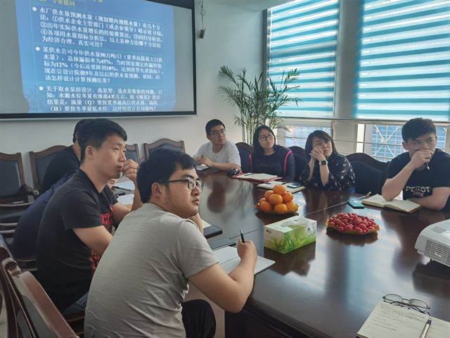 我院特邀請(qǐng)?jiān)暇┧畡?wù)集團(tuán)總工吳志成來(lái)我院授課(圖1)