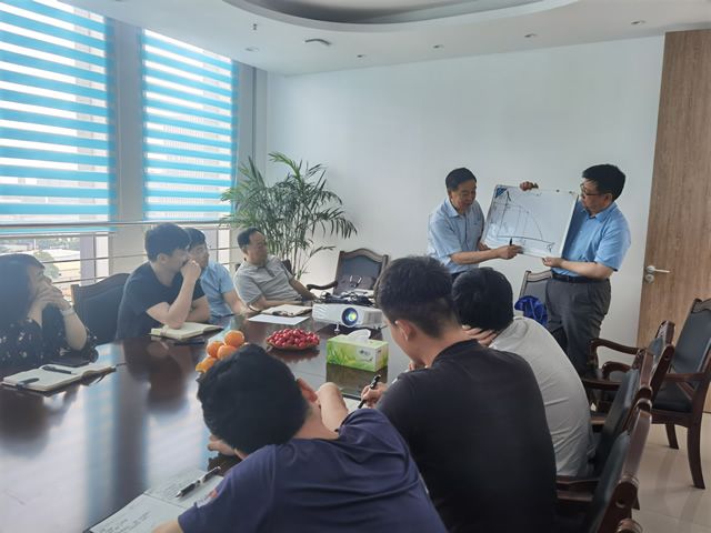 我院特邀請(qǐng)?jiān)暇┧畡?wù)集團(tuán)總工吳志成來(lái)我院授課(圖4)